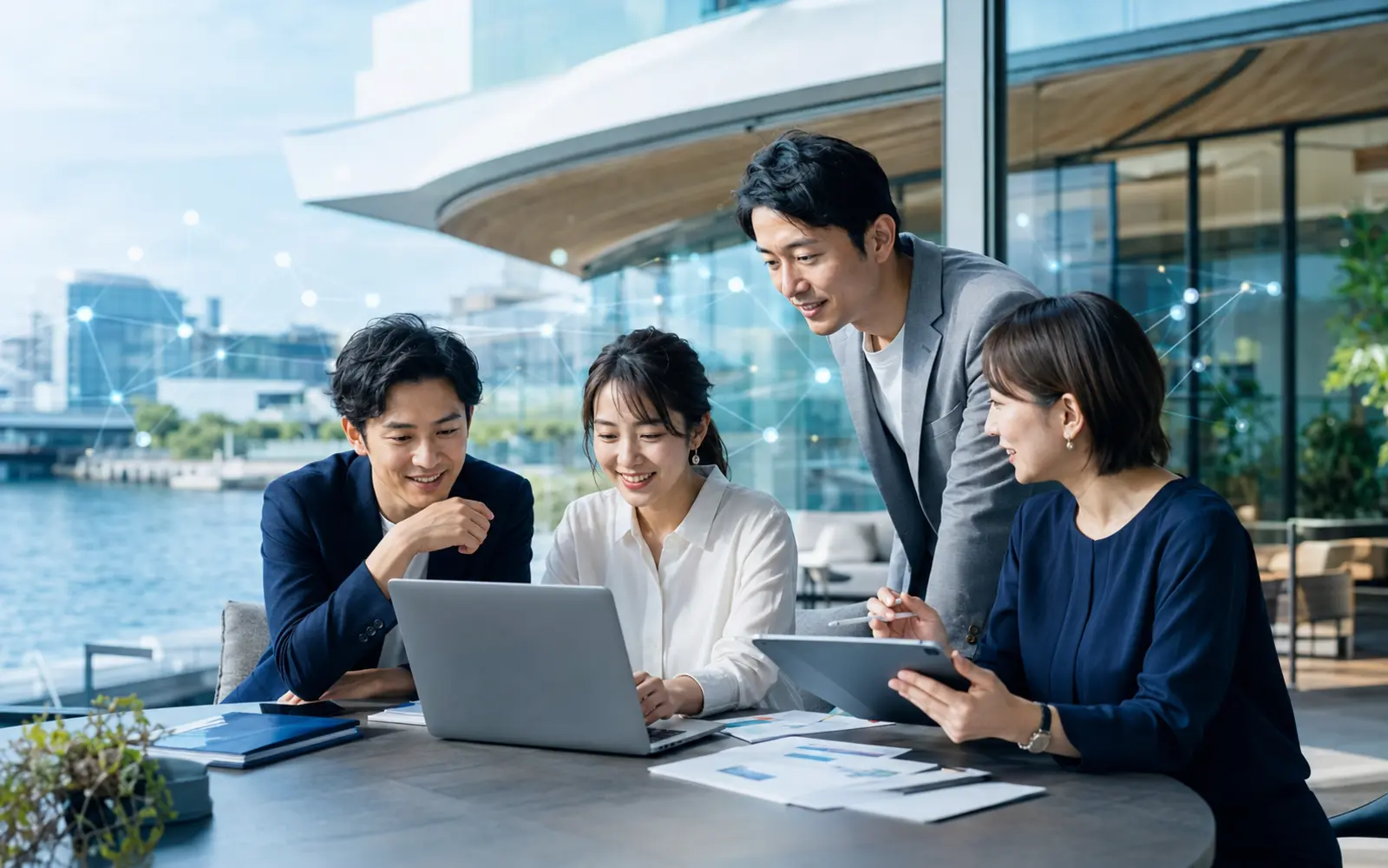 東京都中央区の都市型ビジネスとWEB戦略を、人物と複数デバイスで表現した制作イメージ